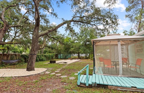 North Weeki Wachee Cottage | Pet friendly remodeled cottage- 3 minutes from the Mermaids