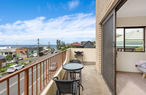Coledale Apartment | Pet friendly Seaview Apartment in the heart of Coledale village. 100m to Beach