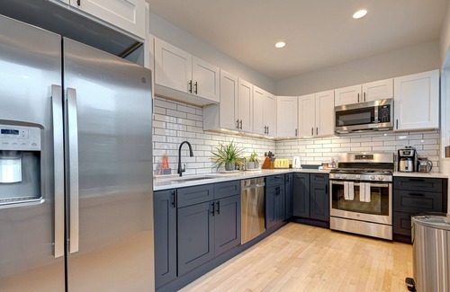 Wrigleyville Condo | Pet Friendly Southport Corridor Condo - Amazing Shopping at Your Doorstep! by RedAwning