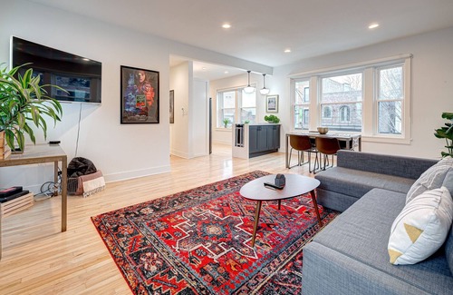 Wrigleyville Condo | Pet Friendly Southport Corridor Condo - Amazing Shopping at Your Doorstep! by RedAwning