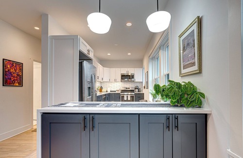 Wrigleyville Condo | Pet Friendly Southport Corridor Condo - Amazing Shopping at Your Doorstep! by RedAwning