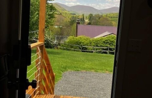 West Jefferson Cabin | Pet-Friendly Stays for Leaf Peepers @ Petite Retreat