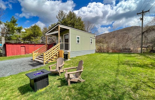 West Jefferson Cabin | Pet-Friendly Stays for Leaf Peepers @ Petite Retreat