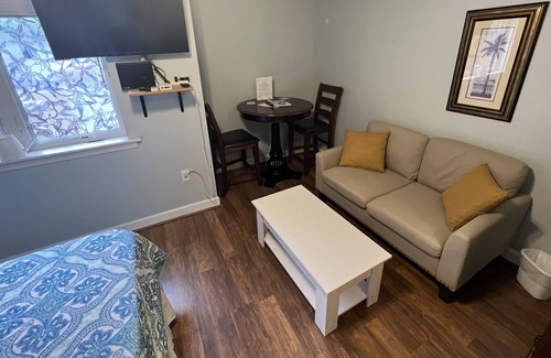 Huddleston Resort | Pet friendly studio Resort w/ Amenities Mariners Landing