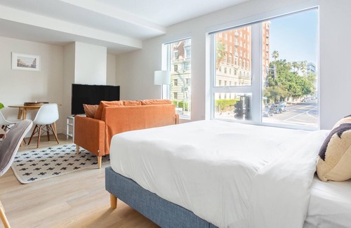 Westlake Apartment | Pet-Friendly Studio in Los Angeles + Rooftop Pool
