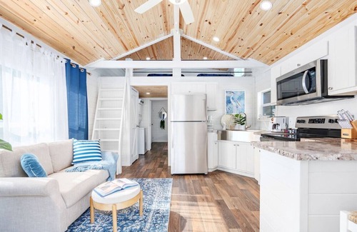 Guntersville Cottage | Pet-Friendly Tiny Home Near Lake Guntersville