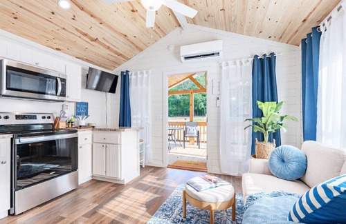 Guntersville Cottage | Pet-Friendly Tiny Home Near Lake Guntersville