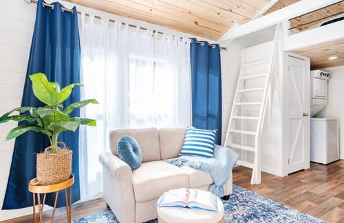 Guntersville Cottage | Pet-Friendly Tiny Home Near Lake Guntersville