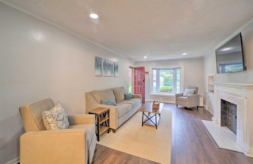 Tulsa House | Pet-Friendly Tulsa Digs with Deck and Fenced Yard