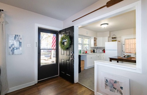 Topeka House | Pet Friendly—Walk to Washburn—King Bed-Fast Wi-Fi