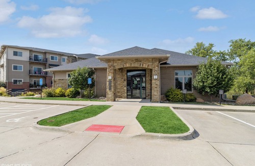West Des Moines Apartment | Pet friendly1-bedroom with WiFi, pool, and gym in superb West Des Moines.