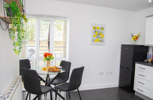 Peterborough House | Peterborough 4-Bed Contractor House with 2 Baths & Parking