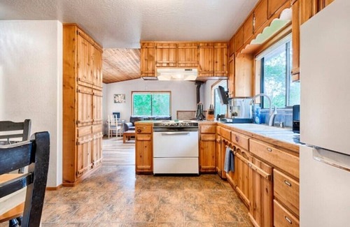 Middletown Cabin | Petite Chalet with deck near Loch Lomond!nn