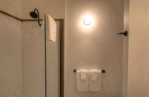 Astoria Hotel | Pets Allowed, Trolley View King Room at Bowline Hotel
