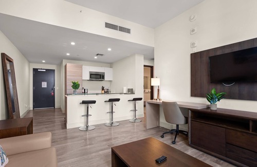 Hollywood Resort | Pets friendly 1BR APT AT / Hollywood beach RESORT