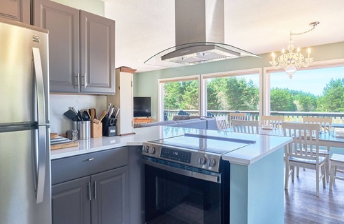Seaview House | Pets OK, Fenced Yard, Playset, Walk to Beach, Pool Table, VolleyBal (45th)