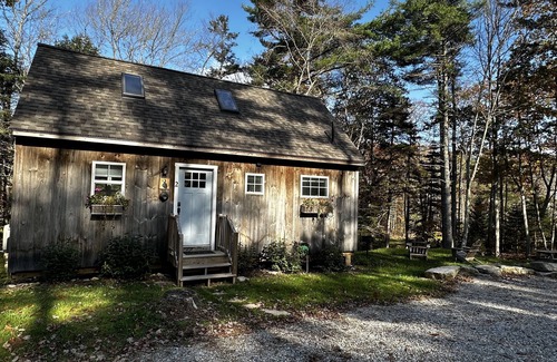 Bristol Cottage | Pets Stay Free! 3 Modern Cottages, w/Heat & AC, 1st flr King & Stand-up Loft