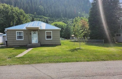 Osburn House | Pets Welcome! On the Trail!