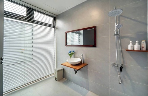 Hue Villa | Phòng gia đình có hồ bơi và ban công