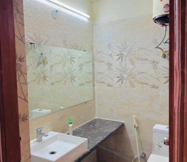 Greater Noida Apartment | Phantom stays