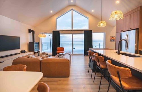 Petite-Riviere-Saint-Francois Ski Chalet | Phil Good 1219: Luxurious River View in Charlevoix