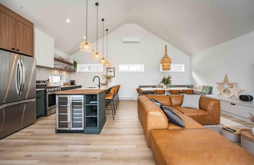 Petite-Riviere-Saint-Francois Ski Chalet | Phil Good 1219: Luxurious River View in Charlevoix
