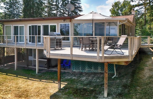 Town of Torrey House | Phil's Paradise at Perry Point: Pet Friendly + Seneca Lake Wine Trail Retreat!
