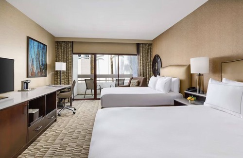 Phoenix Hotel | Phoenix Airport Stay with Free Shuttle, Outdoor Pool & Scenic Hiking Nearby