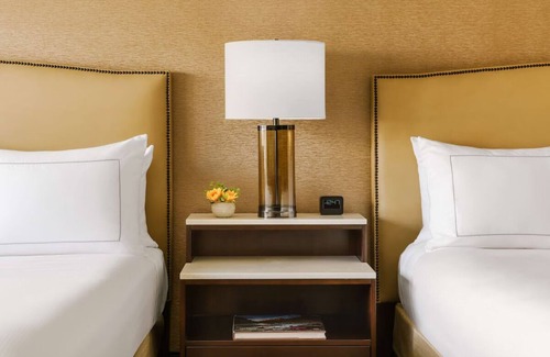Phoenix Hotel | Phoenix Airport Stay with Free Shuttle, Outdoor Pool & Scenic Hiking Nearby
