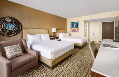 Phoenix Hotel | Phoenix Airport Stay with Free Shuttle, Outdoor Pool & Scenic Hiking Nearby