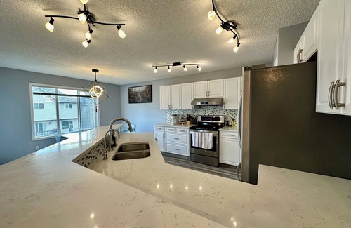 Evanston House | Phoenix’s nest - 3BR 4 beds Calgary Home NW