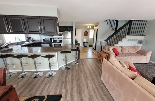 Oxbow House | PICK ME! Updated ELEGANT LAKEFRONT-FREE KAYAKS and PEDDLE BOAT-PETS WELCOME!