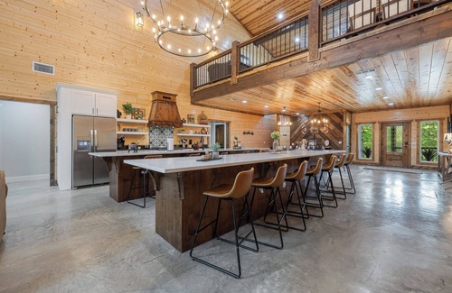 Broken Bow Cabin | Pickleball/Bowling/MiniGolf/Sauna/7 Beds Sleeps31!