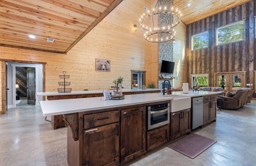 Broken Bow Cabin | Pickleball/Bowling/MiniGolf/Sauna/7 Beds Sleeps31!