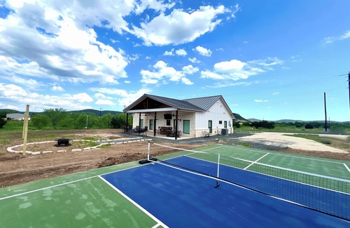 Concan House | Pickleball Court! New 2025 Luxury Beauty, Mtn. Views, Only 2 minutes to Frio!