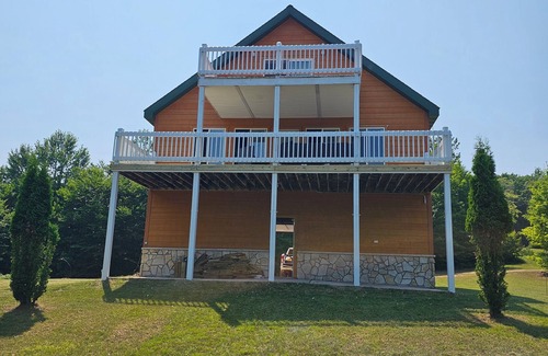 Christmas Cabin | Pictured Rocks Lodge 5 minutes from Munising! Recently remodeled!