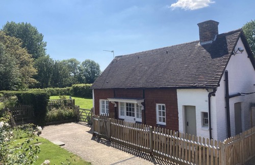 Plumpton Green Cottage | Picturesque country cottage in quiet rural setting close to South Downs