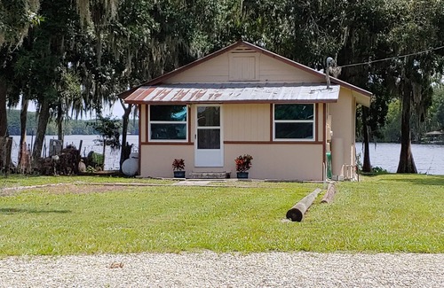 Floral City House | Picturesque Lake Front Cottage