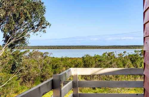 Loch Sport House | Picturesque Lakeside Getaway: Views, Beach, Park