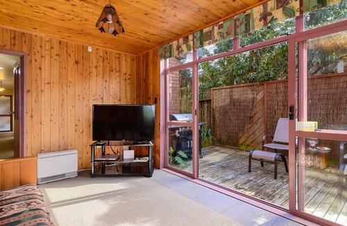 Kawaha Point Cottage | Piece of Paradise - Kawaha Point Holiday Home