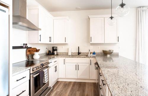 Batesville Apartment | Piedmont Place Suite 301 - Near King Family Vineyards - Mtn Views