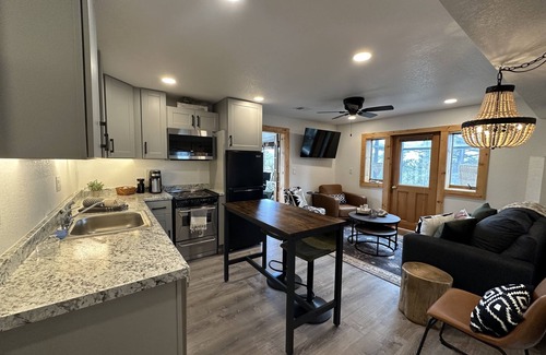 Richmond Hill Corridor House | Pikes View Guesthouse: Outdoor Adventure Retreatn 2 BEDRMS ~2 BATHS~ SLEEPS 5