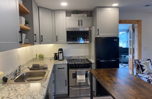 Richmond Hill Corridor House | Pikes View Guesthouse: Outdoor Adventure Retreatn 2 BEDRMS ~2 BATHS~ SLEEPS 5