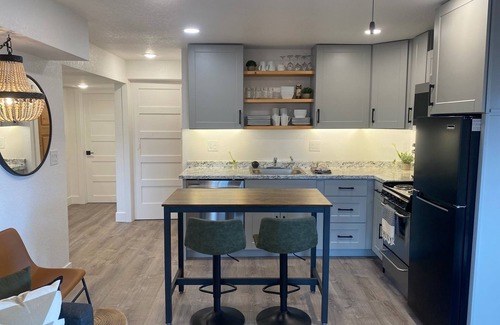 Richmond Hill Corridor House | Pikes View Guesthouse: Outdoor Adventure Retreatn 2 BEDRMS ~2 BATHS~ SLEEPS 5