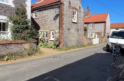 Holt Cottage | Pimpernel Cottage,Blakeney,2 bed,sleeps 3,courtyard,pub&quay a stones-throw.🌟
