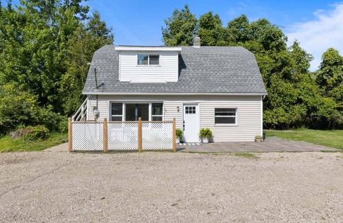 Douglas House | Pine Cove - Close to downtown and beaches