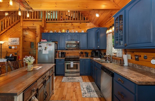Old Fort Cabin | Pine Creek Cabin | Pet-Friendly Creekside Oasis with Hot Tub & Fire Pit!