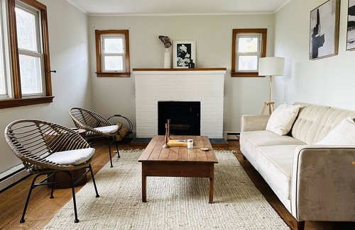Oak Hill House | Pine Meadow - 3BR Country Home w/Modern Amenities