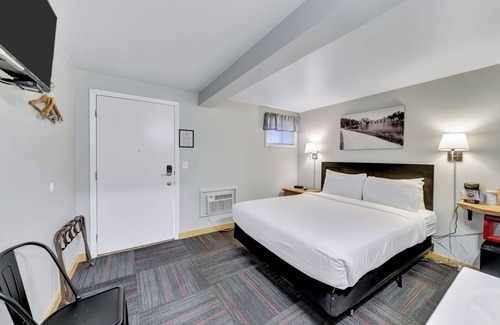 Hill City Hotel | Pine Top Convenience