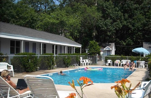 Old Orchard Beach Hotel | Pine View Lodge Old Orchard Beach - Ground-level Queen bed Unitnn